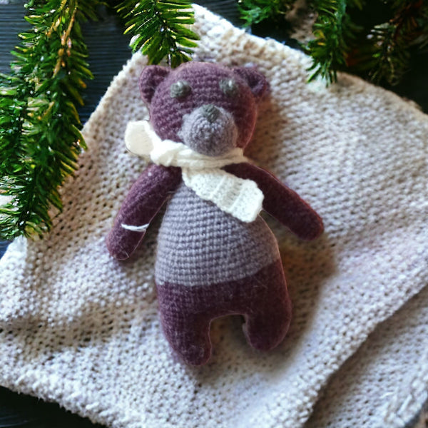 Ours en Peluche Amigurumi Crochet Stylisé - Tons Prune et Violet - Écharpe Blanche - 25 cm x 16 cm